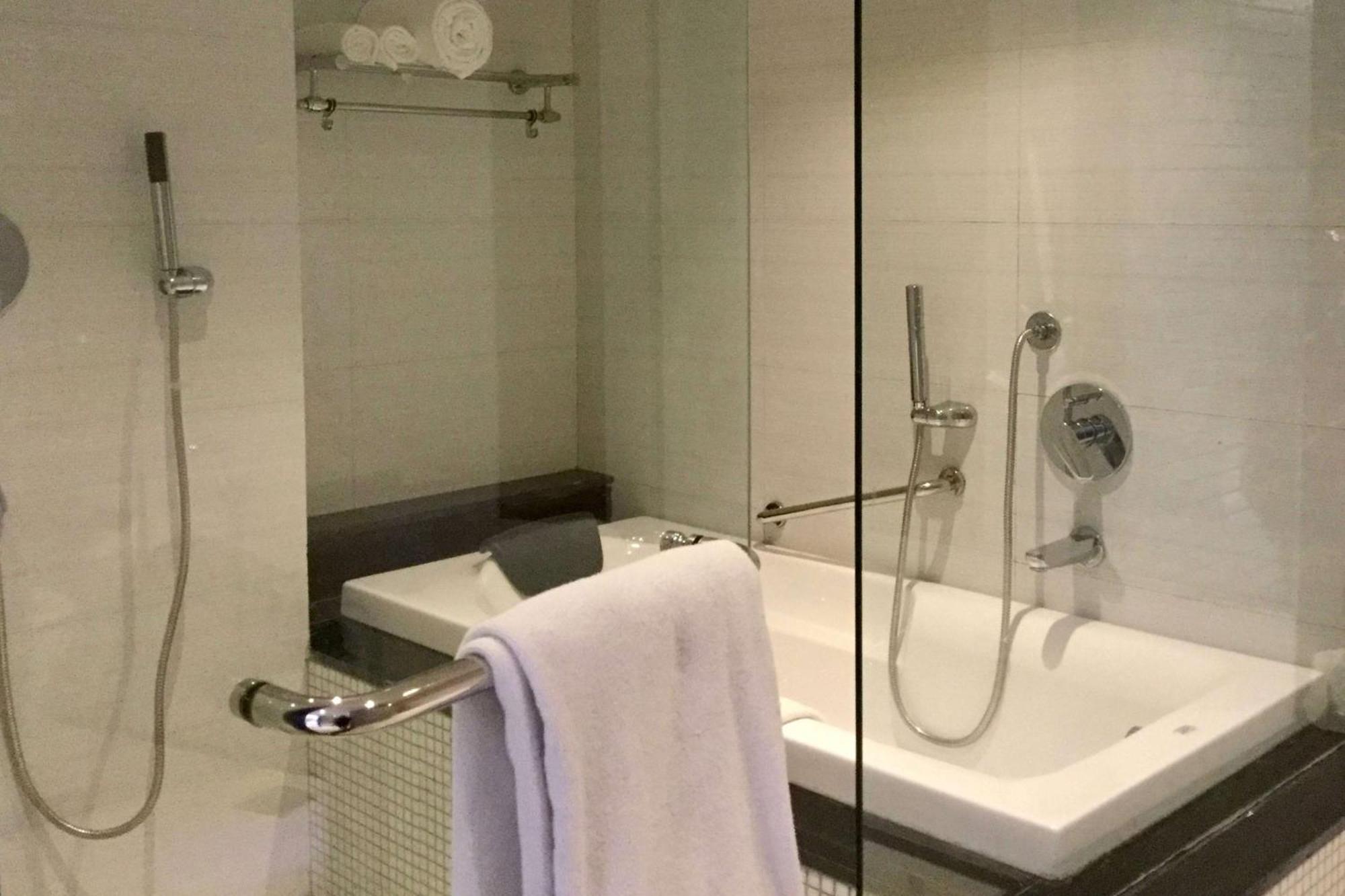โกลเดน ทิวลิป วาสันดารา โฮเต็ล แอนด์ สวีท Hotel กาเซียบัด ภายนอก รูปภาพ