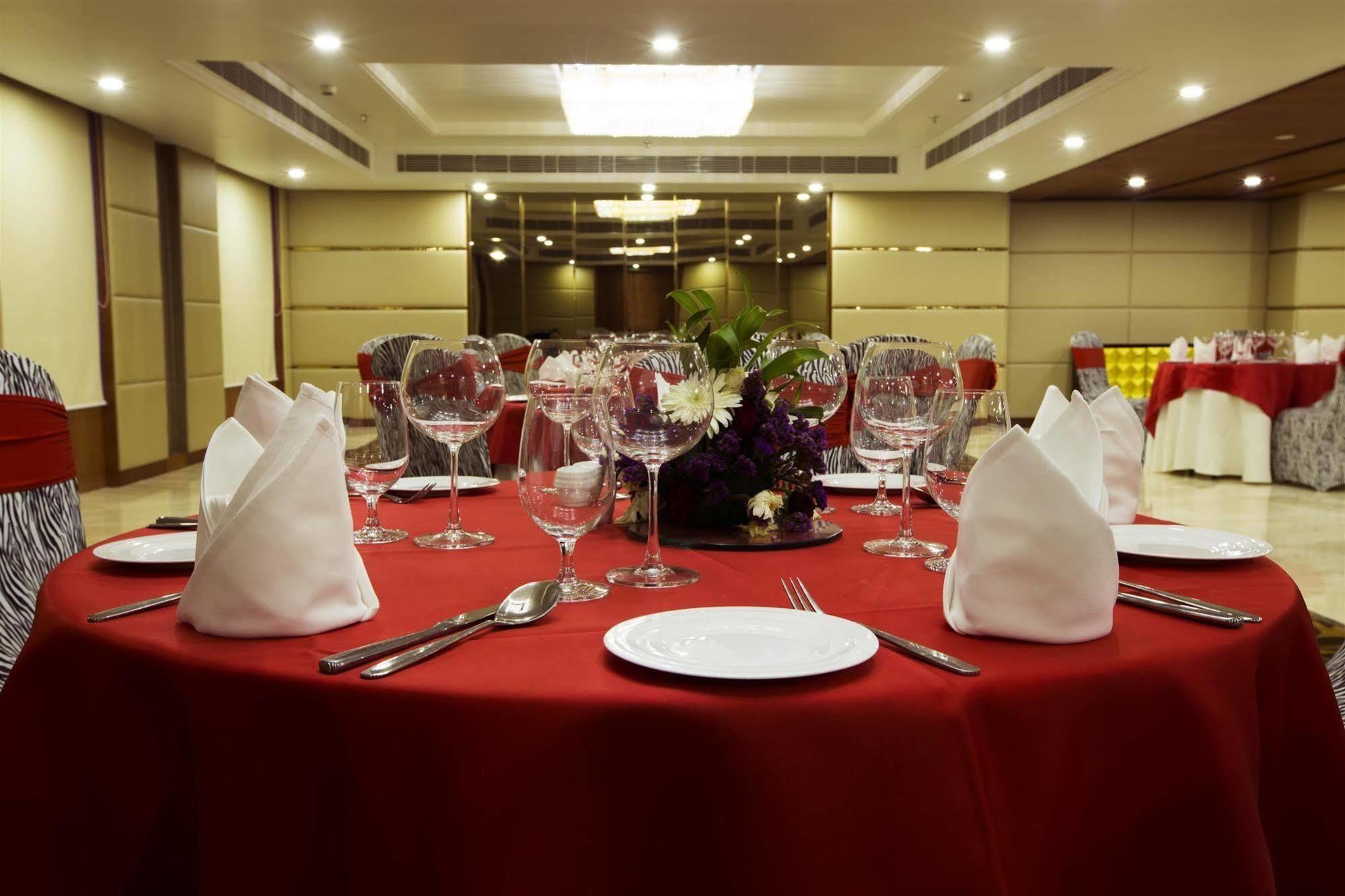 โกลเดน ทิวลิป วาสันดารา โฮเต็ล แอนด์ สวีท Hotel กาเซียบัด ภายนอก รูปภาพ